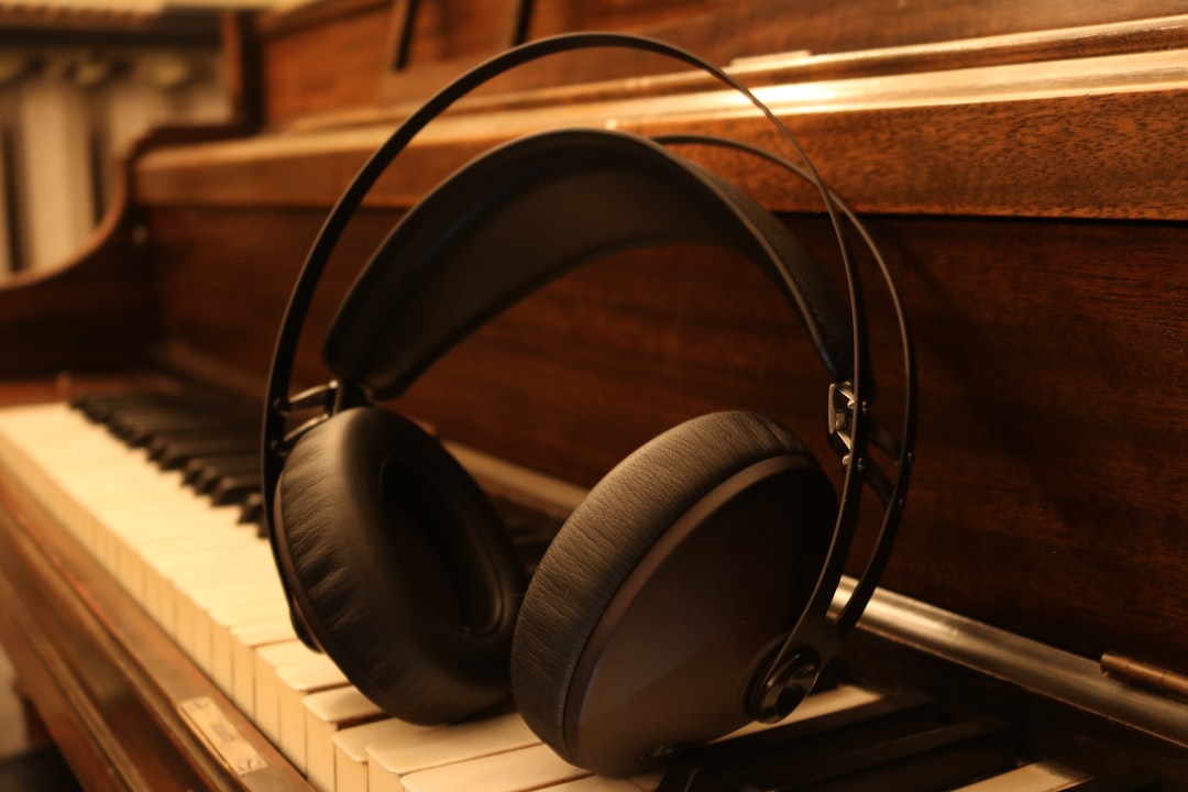 The Benefits and Practical Uses of Headphones for Piano Practice and Teaching